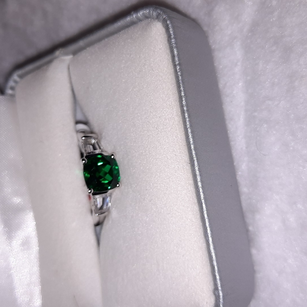 NWT Sz 7 emerald and silver ring